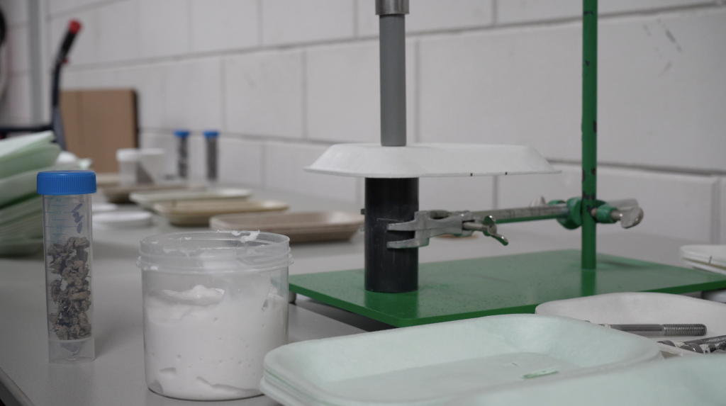 Packaging resistance test performed by PaperFoam to test the strength of the grass packaging prototypes developed for the Rural BioReFarmeries project